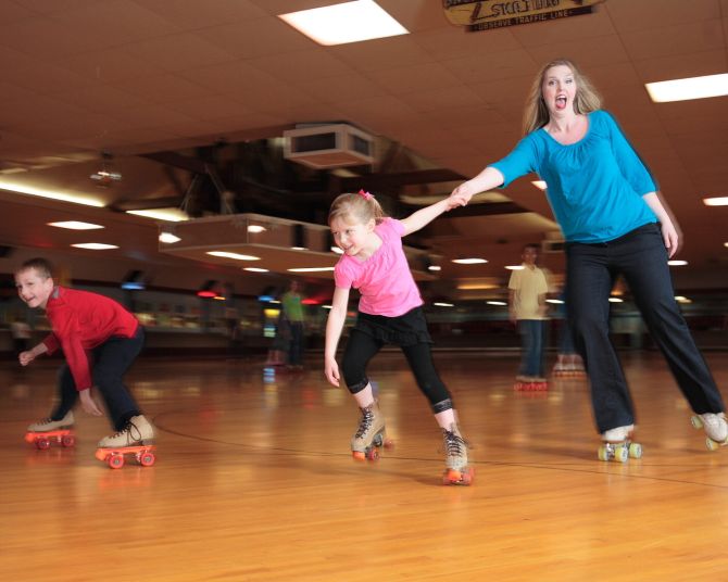 a family roller skating at Oaks Amusement Park